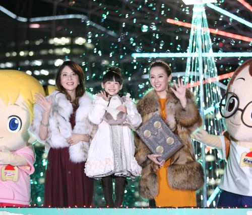 「マジック・ツリーハウス」クリスマスイベントでイルミネーションの点灯式を行った左から真矢みき、芦田愛菜、北川景子