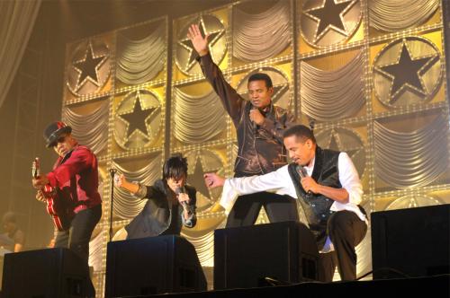 「マイケル・ジャクソン　トリビュートライブ」に出演した「ジャクソンズ」とＡＩ。左から、ティト・ジャクソン、ＡＩ、ジャッキー・ジャクソン、マーロン・ジャクソン。　