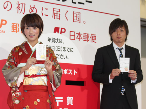 「平成２４年用年賀状　引受開始セレモニー」に出席した（左から）夏菜、遠藤保仁