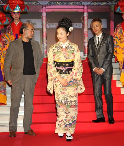 鮮やかな紅型和服で登場した仲間由紀恵。左は吉村芳之監督、右は塚本高史