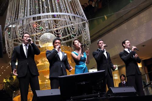 世界的ボーカルグループ「イル・ディーヴォ」のクリスマスライブに出演したすみれ（中央）