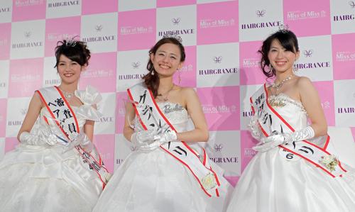 笑顔でフォトセッションに臨む（左から）審査員特別賞の増田美香さん、グランプリの廣井佑果子さん、準グランプリの長澤芽美さん