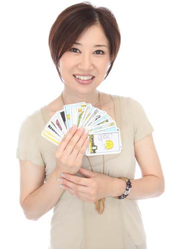 【画像・写真】来年はどうなるの？美人過ぎる占い師に相談だ