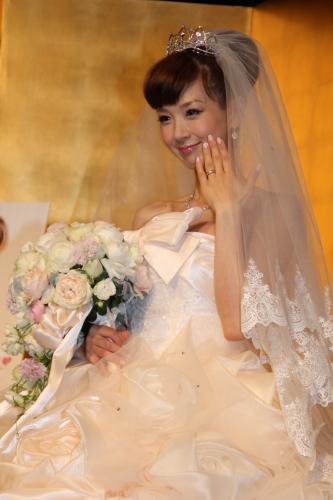 【画像・写真】ほしのあき　三浦皇成の誕生日に挙式「しあわせでーす！祝ってほし～の！」