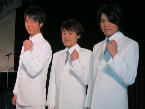 デビュー発表会を行った３人組歌謡グループ「はやぶさ」。左から、ヤマト、ヒカル、ショウヤ