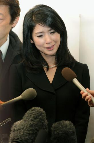 森田芳光さんの葬儀に参列後、記者の質問に答える女優の黒木瞳