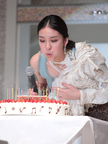サプライズで用意された誕生日ケーキのろうそくを吹き消す武井咲