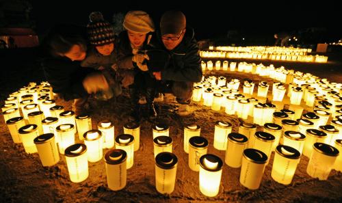 【画像・写真】明かり取り戻すきっかけに…広末夫妻が追悼のろうそく