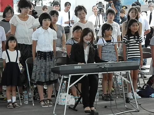 ８月に地元気仙沼市で児童合唱団と歌う熊谷育美