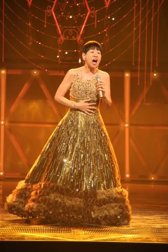 金色のワンピース姿で熱唱する和田アキコ