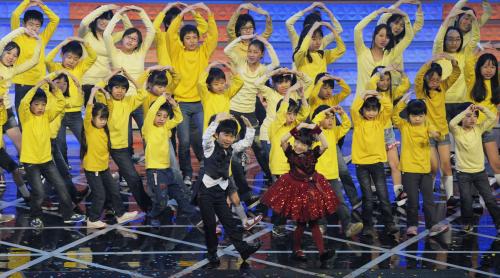ＮＨＫ紅白歌合戦で、芦田愛菜ちゃん（前列右）、鈴木福君（同左）と歌に合わせて踊る、東北地方の子どもたち