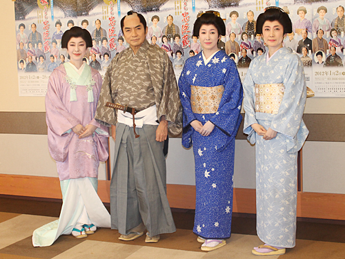 舞台「女たちの忠臣蔵」初日後に会見を行った（左から）高橋惠子、西郷輝彦、高島礼子、一路真輝
