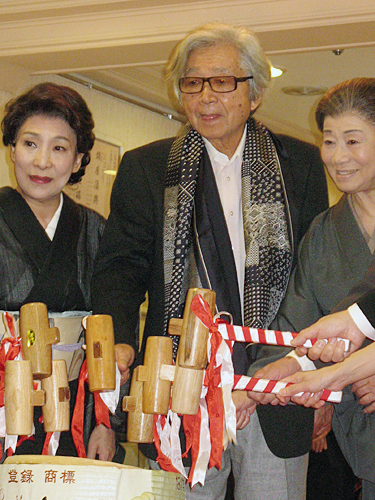 鏡開きをする（左から）波乃久里子、山田洋次監督、水谷八重子