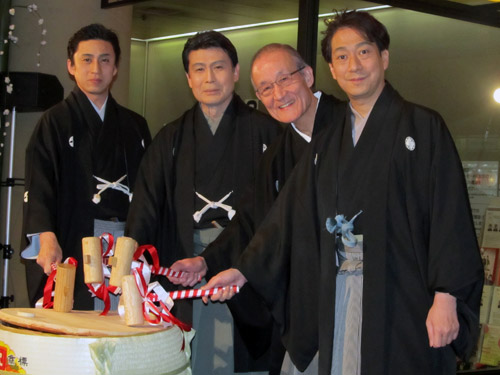 鏡抜きを行った（左から）市川染五郎、松本幸四郎、日本芸術文化振興会の茂木賢三郎理事長、中村福助