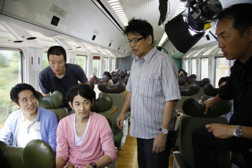 映画「僕達急行　Ａ列車で行こう」でメガホンを取った森田芳光監督（右から２人目）