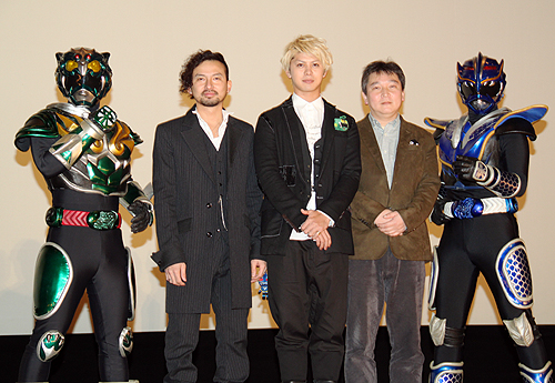 映画「琉神マブヤー　ＴＨＥ　ＭＯＶＩＥ　七つのマブイ」初日舞台あいさつに登場した（左から）琉神マブヤー、ＩＳＳＡ、山田親太朗、佐野智樹監督、龍神ガナシー