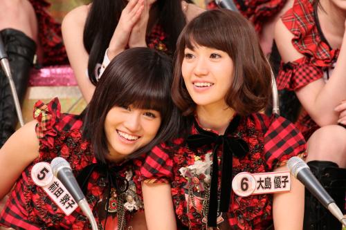 日テレ「なるほどＨＳ」で笑顔を見せる前田敦子（左）と大島優子