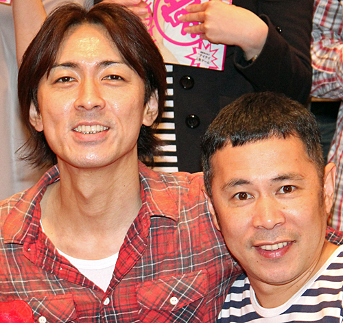 番組に出演したナインティナインの矢部浩之（左）と岡村隆史
