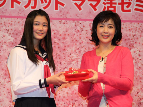 受験生ママ応援イベントに登場した刈谷友衣子（左）と菊池桃子
