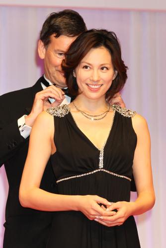 ＜第２３回日本ジュエリーベストドレッサー賞表彰式＞ジュエリーをつけてもらう米倉涼子
