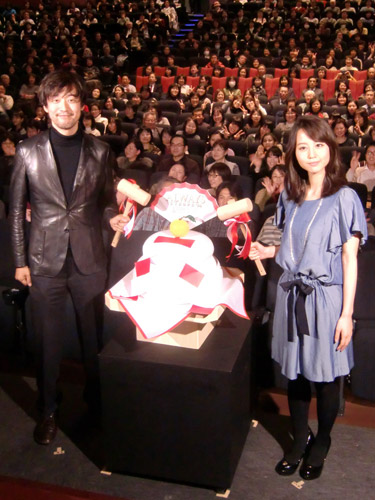 舞台あいさつに出席し、笑顔を見せる堀北真希（右）と山崎貴監督