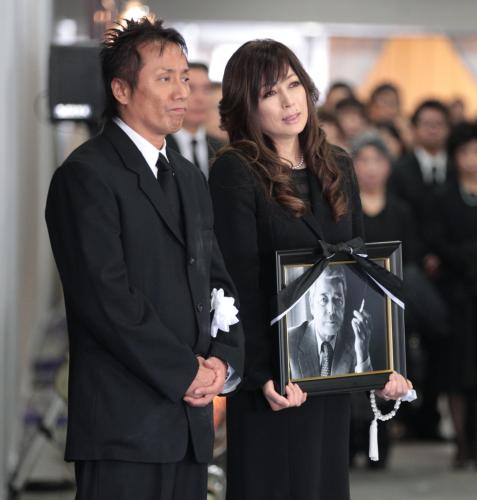 二谷さんの棺を見送り、長渕剛（左）に話しかける長女・友里恵さん