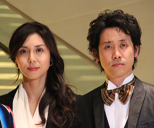 ドラマ「ラッキーセブン」制作発表記者会見に登場した松嶋菜々子（左）と大泉洋