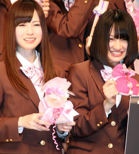 新ＣＭ発表会に出席した「乃木坂４６」の中田花奈（右）と白石麻衣