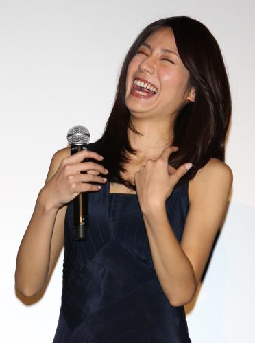 「早海さんと呼ばれる日」舞台あいさつで共演者のトークに大笑いする松下奈緒
