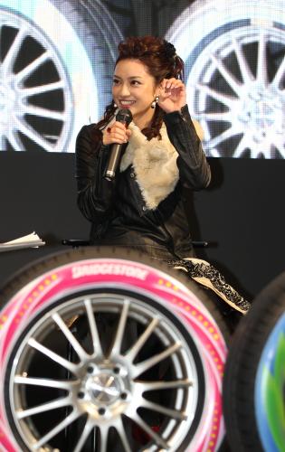 ＜東京オートサロン２０１２イベント＞カラータイヤの前で笑顔でトークショーする平愛梨