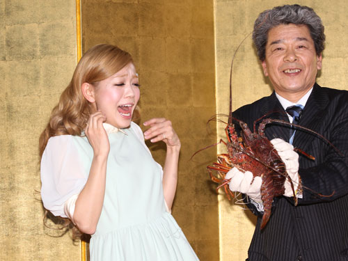 ゲストの西野カナ（左）は、鳥羽磯辺漁協・藤原隆仁さんに伊勢えびを贈られビックリする