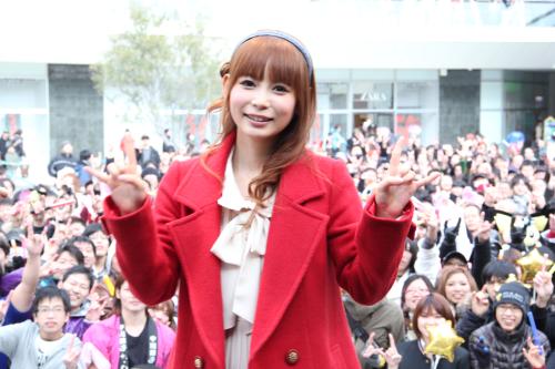 シングル「ホロスコープ」リリース記念ライブで、ファンを背に笑顔を見せる中川翔子
