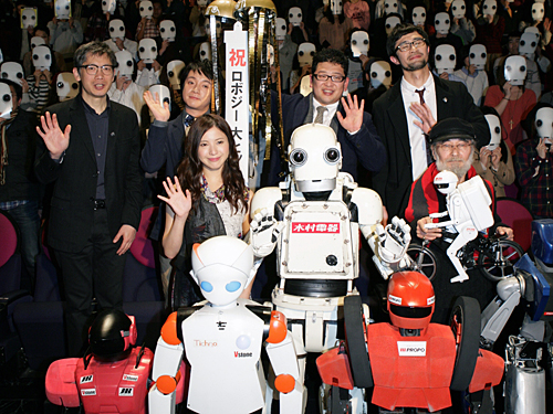 【画像・写真】映画初主演のミッキー・カーチス、スマホでニヤッ