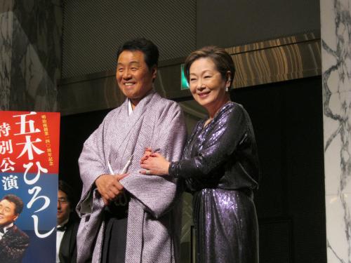 来月２日から東京・浜町の明治座で座長公演を行う五木ひろし（左）。由紀さおりはゲストで出演
