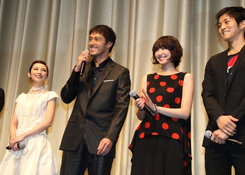 映画「麒麟の翼」完成披露試写会で、阿部寛のトークに笑顔を見せる（左から）田中麗奈、新垣結衣、松坂桃季