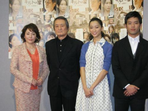 ＮＨＫ土曜ドラマスペシャル「キルトの家」に出演する、左から松坂慶子、山崎努、杏、三浦貴大