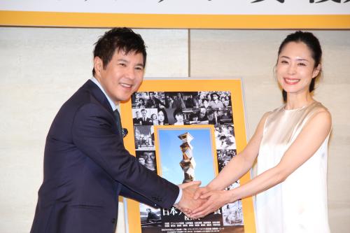 第３５回日本アカデミー賞優秀賞記者発表でがっちり握手をする関根勤（左）と深津絵里