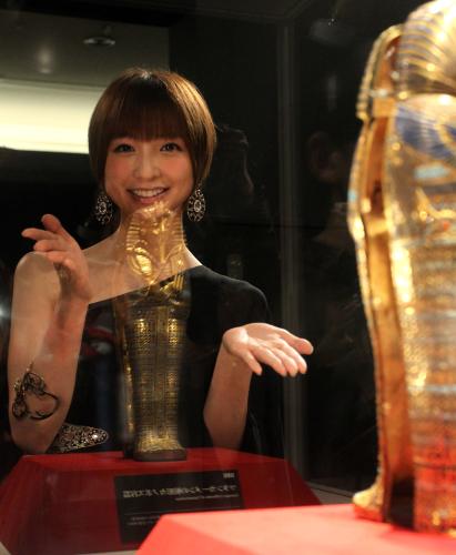 「ツタンカーメン展」のスペシャルサポーターに就任した篠田麻里子は、ツタンカーメンの棺形カノポス容器をのぞき込む
