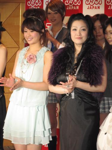 アリスＪＡＰＡＮの新春パーティーに出席した小向美奈子（右）と妹分の川上奈々美