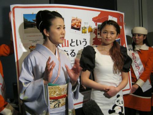 「そろそろ和歌山に行ってみよう」キャンペーンのイベントで、地元和歌山をＰＲした坂本冬美（左）と岡本玲