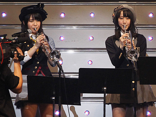 新曲を生演奏で披露する（左から）トランペット・横山由依、松井玲奈