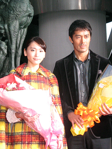 映画「麒麟の翼」の舞台となった日本橋でイベントを行った阿部寛と新垣結衣