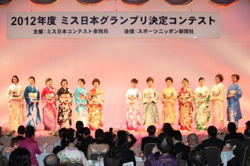 「ミス日本グランプリ決定コンテスト」で審査に臨むミス日本の候補者