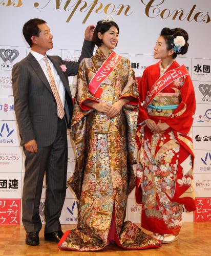 ＜２０１２ミス日本グランプリ決定コンテスト＞グランプリに選ばれた新井貴子さん（中央）は２０１１年度「ミス着物」の姉・新井寿枝さんと父・新井宏昌オリックス２軍監督（左）と笑顔