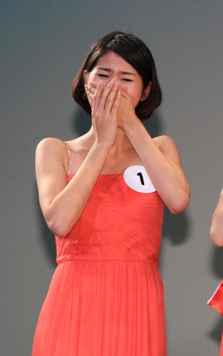 ＜２０１２ミス日本グランプリ決定コンテスト＞グランプリに選ばれた瞬間、感激する新井貴子さん