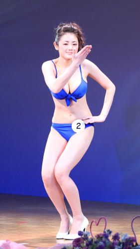 ＜２０１２ミス日本グランプリ決定コンテスト＞堂々と水着審査に臨むミス日本「ネイチャー」の片山萌美さん