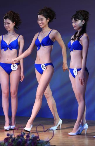 ＜２０１２ミス日本グランプリ決定コンテスト＞堂々と水着審査に挑む「海の日」の増田麻美さん（中央）