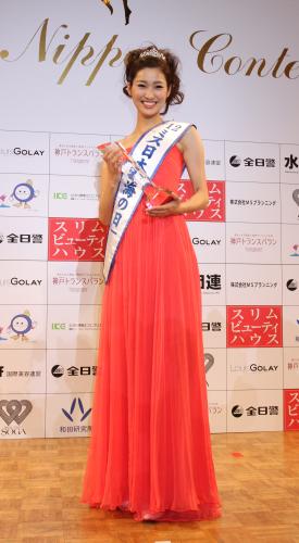 ＜２０１２ミス日本グランプリ決定コンテスト＞ミス日本「海の日」に選ばれトロフィーを手にする増田麻美さん