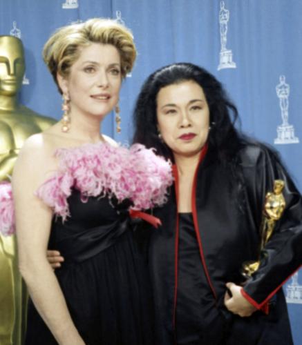 １９９３年３月、米ロサンゼルスで行われたアカデミー賞の授賞式で、オスカー像を持つ石岡瑛子さん（右）