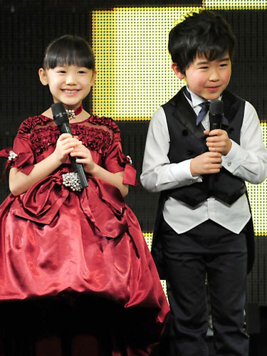 第２６回日本ゴールドディスク大賞の授賞式に出席した芦田愛菜（左）と鈴木福